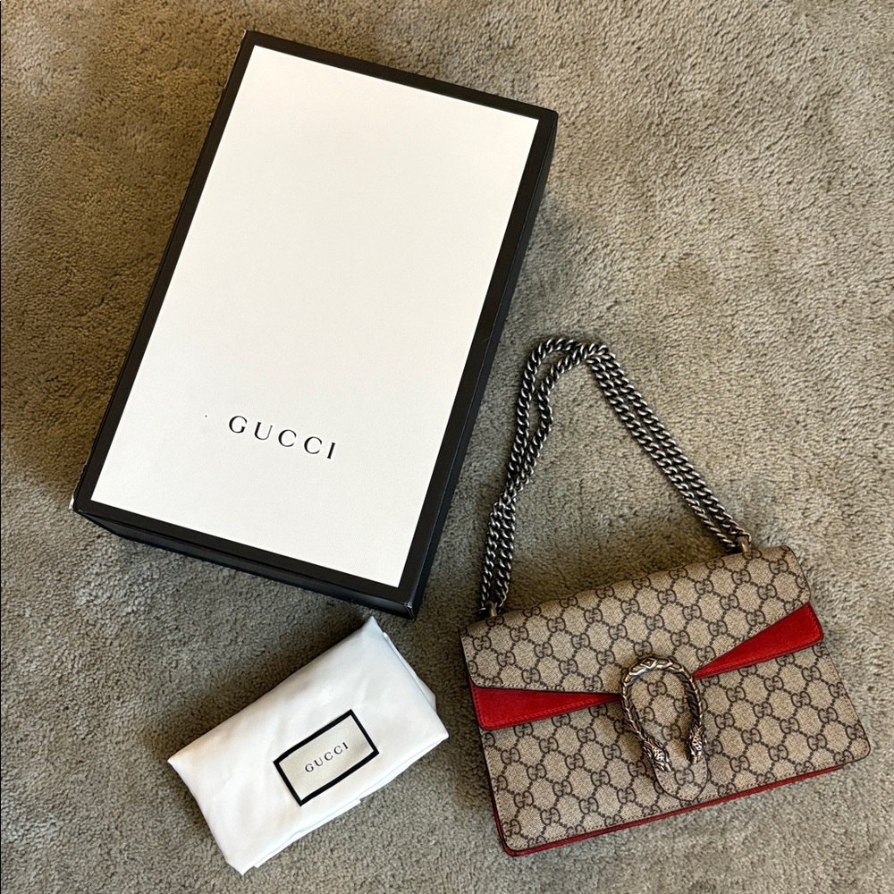 Gucci Dionysus Medium Shoulder Bag